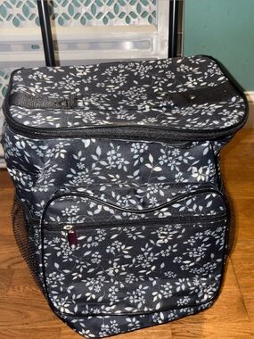 Collapsable roller bag.